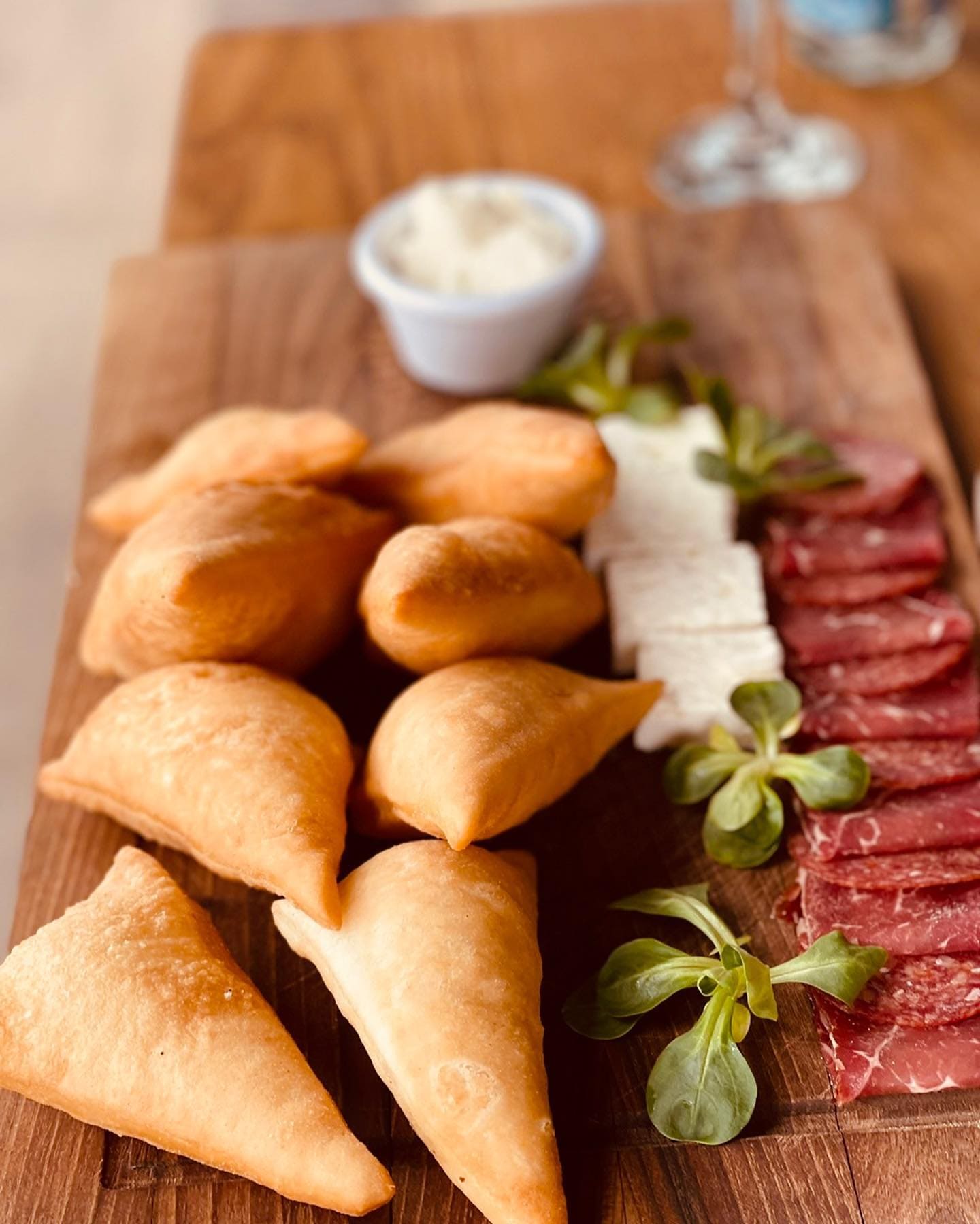 Uštipci sa kajmakom i suhomesnatom platom